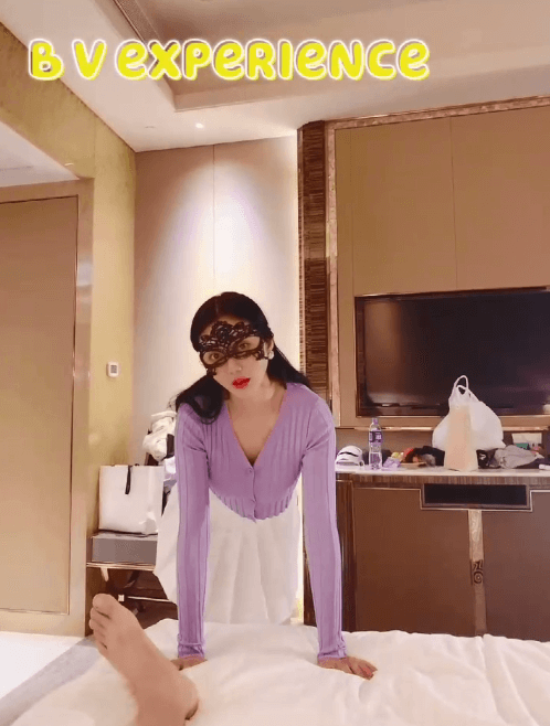 图片[4]-【极品反差婊】推特女神爱丝袜Vivian姐定制版流出 – 清纯白色JK淫荡痴女[1V/459MB]-集乐社