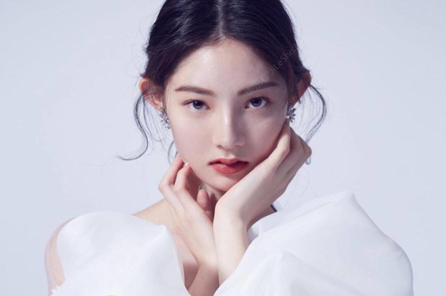 图片[1]-《重磅炸弹女神私拍》顶爆了！高颜气质长腿知名模特小姐姐私房拍摄换衣被记录加射精~年轻~水嫩~无水4K【5p+41v/4.2GB】-集乐社