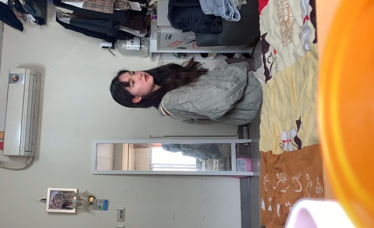 图片[4]-《重磅炸弹女神私拍》顶爆了！高颜气质长腿知名模特小姐姐私房拍摄换衣被记录加射精~年轻~水嫩~无水4K【5p+41v/4.2GB】-集乐社