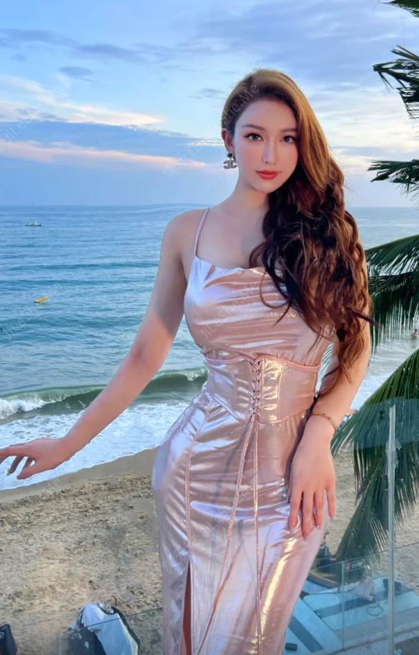 图片[2]-绝版流出！抖音粉丝超50万的网红尤物-尤妮丝 不再遮遮掩掩了，首次真正露脸又露逼！这骚货的表情骚上天了，好长的阴唇-集乐社