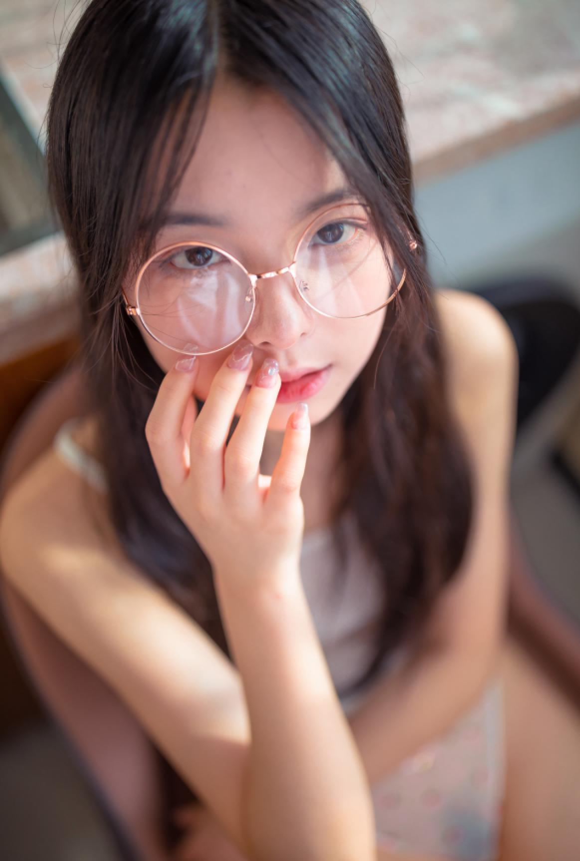 图片[4]-素人渔夫万元内部私定【林书辞】眼镜清纯美少女可爱草莓透明内裤，丝袜手足交自摸，画面相当诱惑【53P+1V/2.79GB】-集乐社