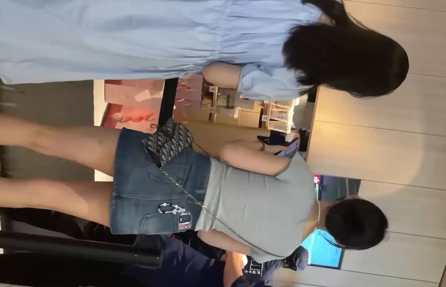 图片[2]-自来眼偷拍系列❤️丸子头元气美女超短牛仔裙露屁股蛋❤️灰色运动短裙气质白富美 美腿笔直匀称-集乐社