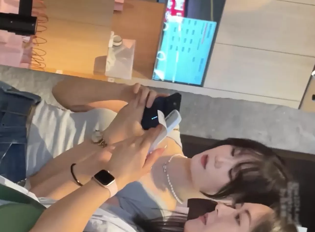 图片[4]-自来眼偷拍系列❤️丸子头元气美女超短牛仔裙露屁股蛋❤️灰色运动短裙气质白富美 美腿笔直匀称-集乐社