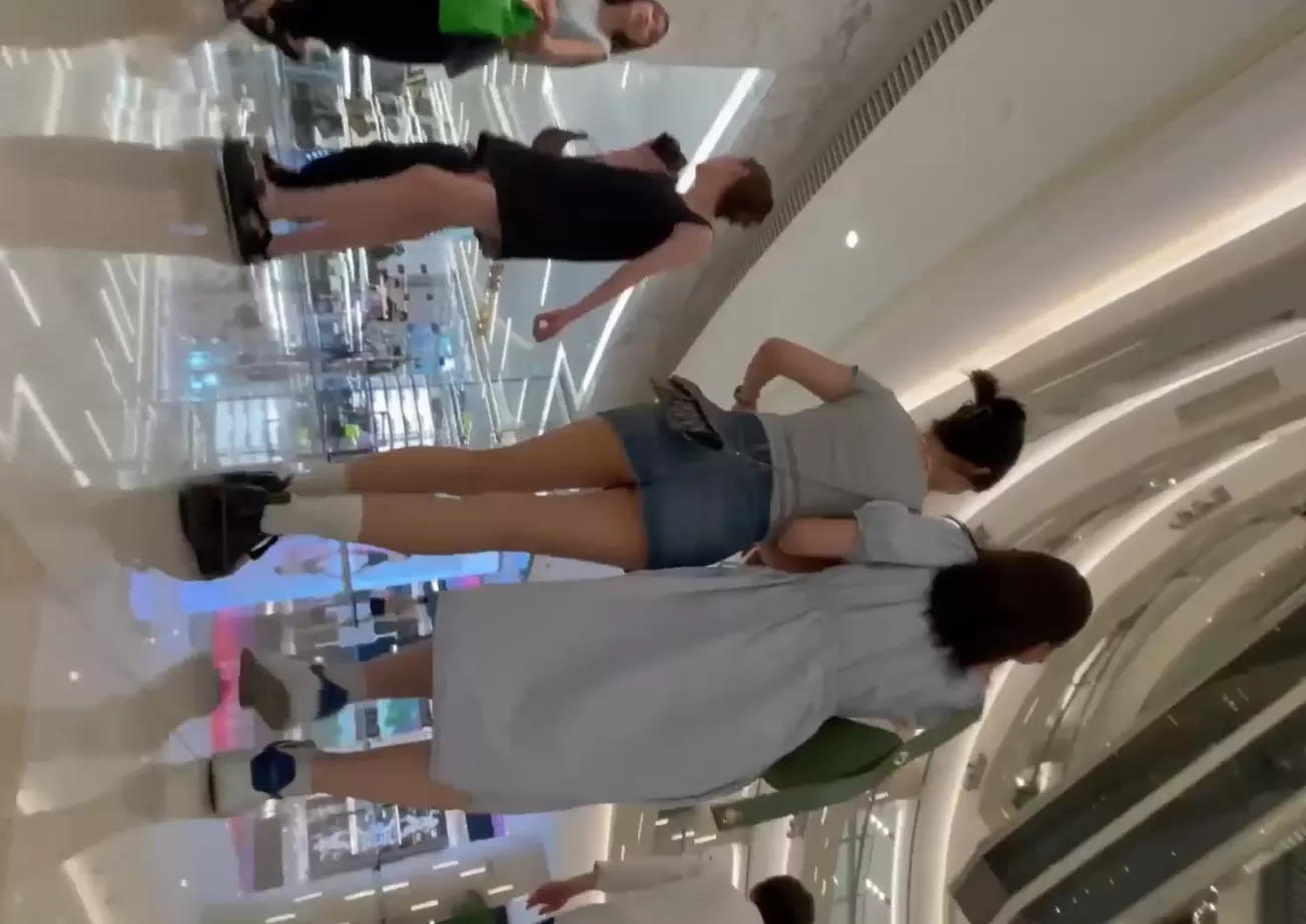 图片[6]-自来眼偷拍系列❤️丸子头元气美女超短牛仔裙露屁股蛋❤️灰色运动短裙气质白富美 美腿笔直匀称-集乐社