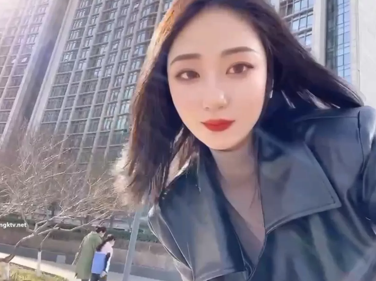 图片[1]-【反差婊子】，江苏良家小娇妻，【苗芳芳】，幸福的一对小夫妻，老公艳福不浅，时尚都市丽人，回到家中各种情趣黑丝高跟，屌爆了-集乐社