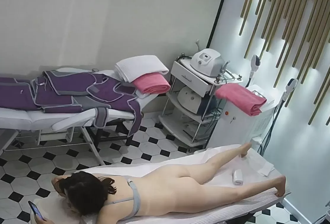 图片[4]-美容院监控摄像头超清偷拍 极品少妇做SPA脱毛这身材毫无抵抗力-集乐社