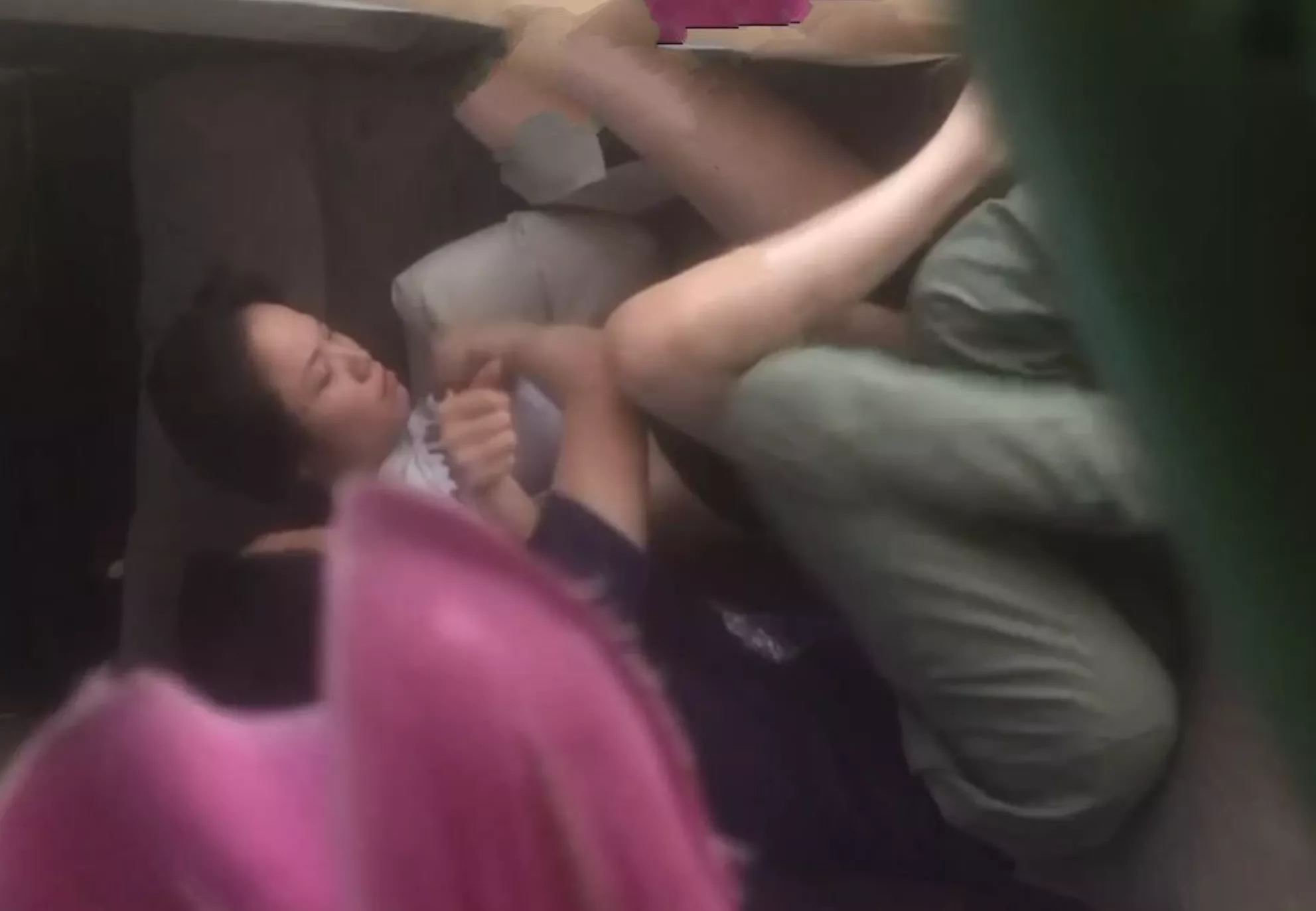 图片[1]-❤️王者泄密❤️美少妇连打带喊反抗被按在沙发强上❤️-集乐社