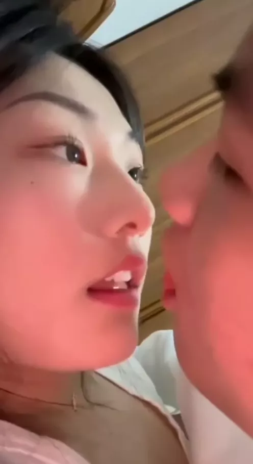 图片[2]-【极品反差婊】湖北襄阳清纯小骚货❤️交往了两个多月上了床❤️刚开始很矜持，特别害羞，害羞的样子也很可爱！-集乐社