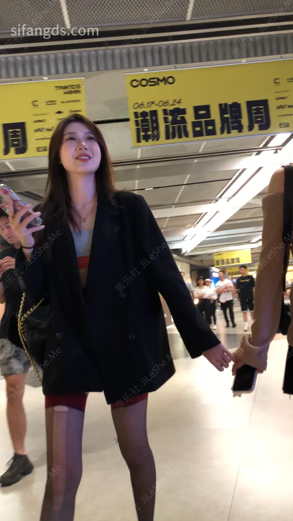 图片[3]-TONGHAOBACOM自购-官方售价32⭐【mccd】⭐28 极品颜值网红小美女被两次CD黑窄内【1.6GB】-集乐社