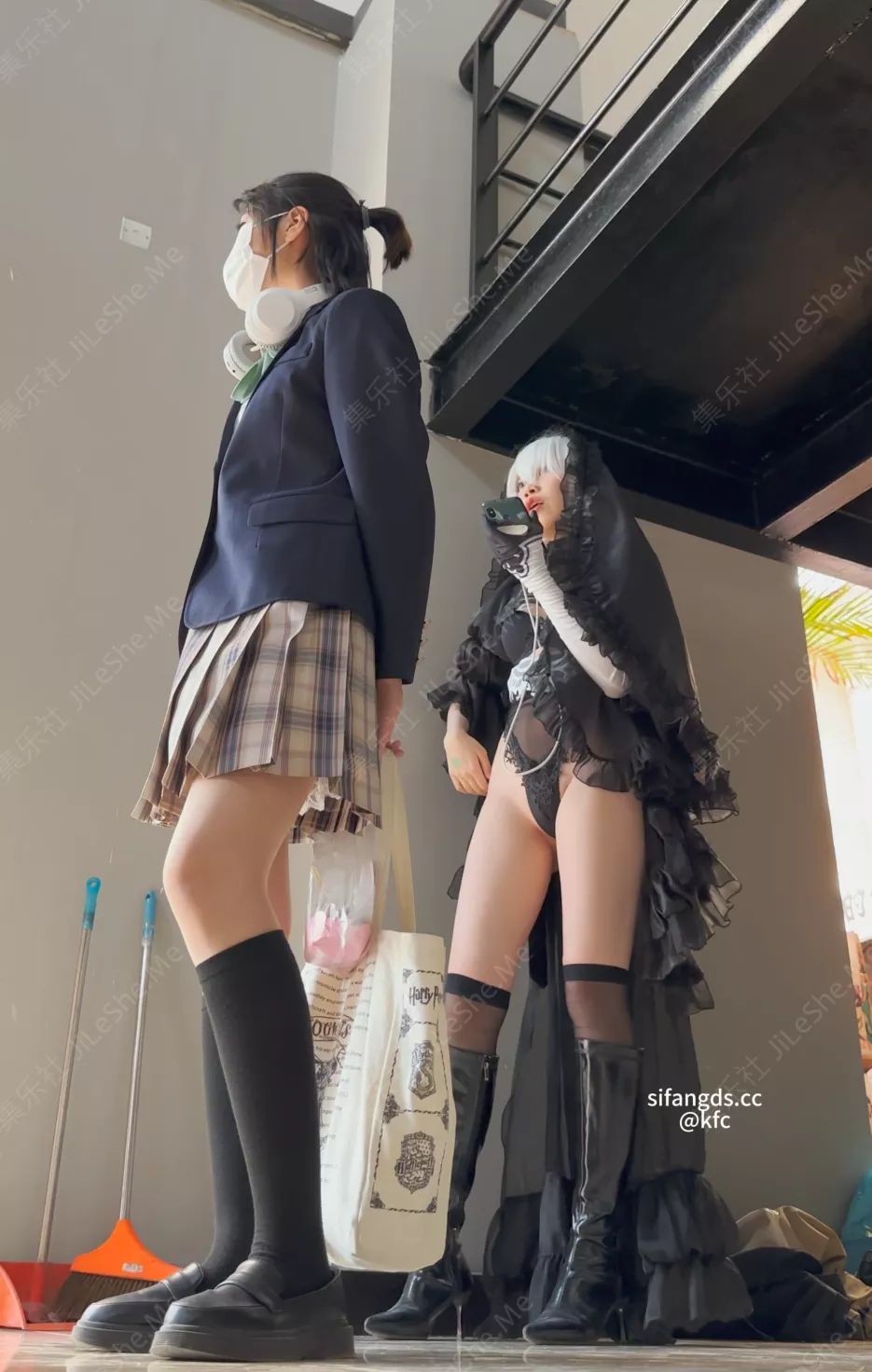 图片[4]-【KFC】极品COS和闺蜜逛街连体透明内衣骚丁露毛，贴着CD【1V/1.4GB】-集乐社