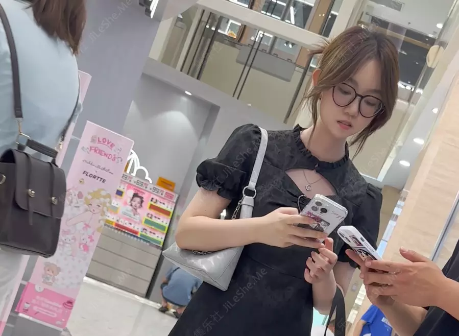 【KFC】长裙学生妹逛街被推销。被硬控不好意思离开趁机CD-集乐社