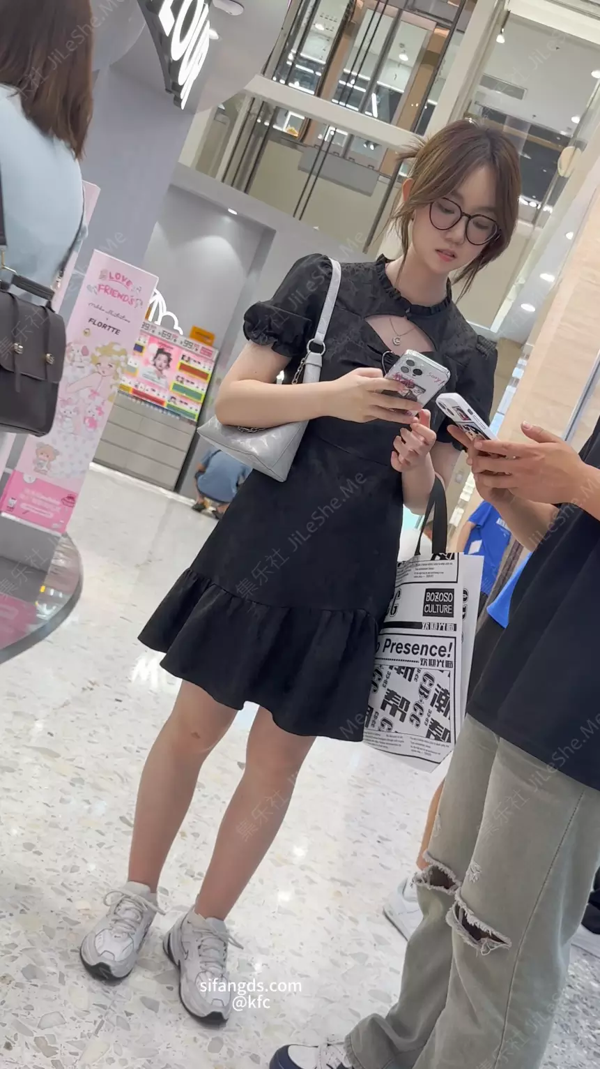 图片[1]-【KFC】长裙学生妹逛街被推销。被硬控不好意思离开趁机CD-集乐社