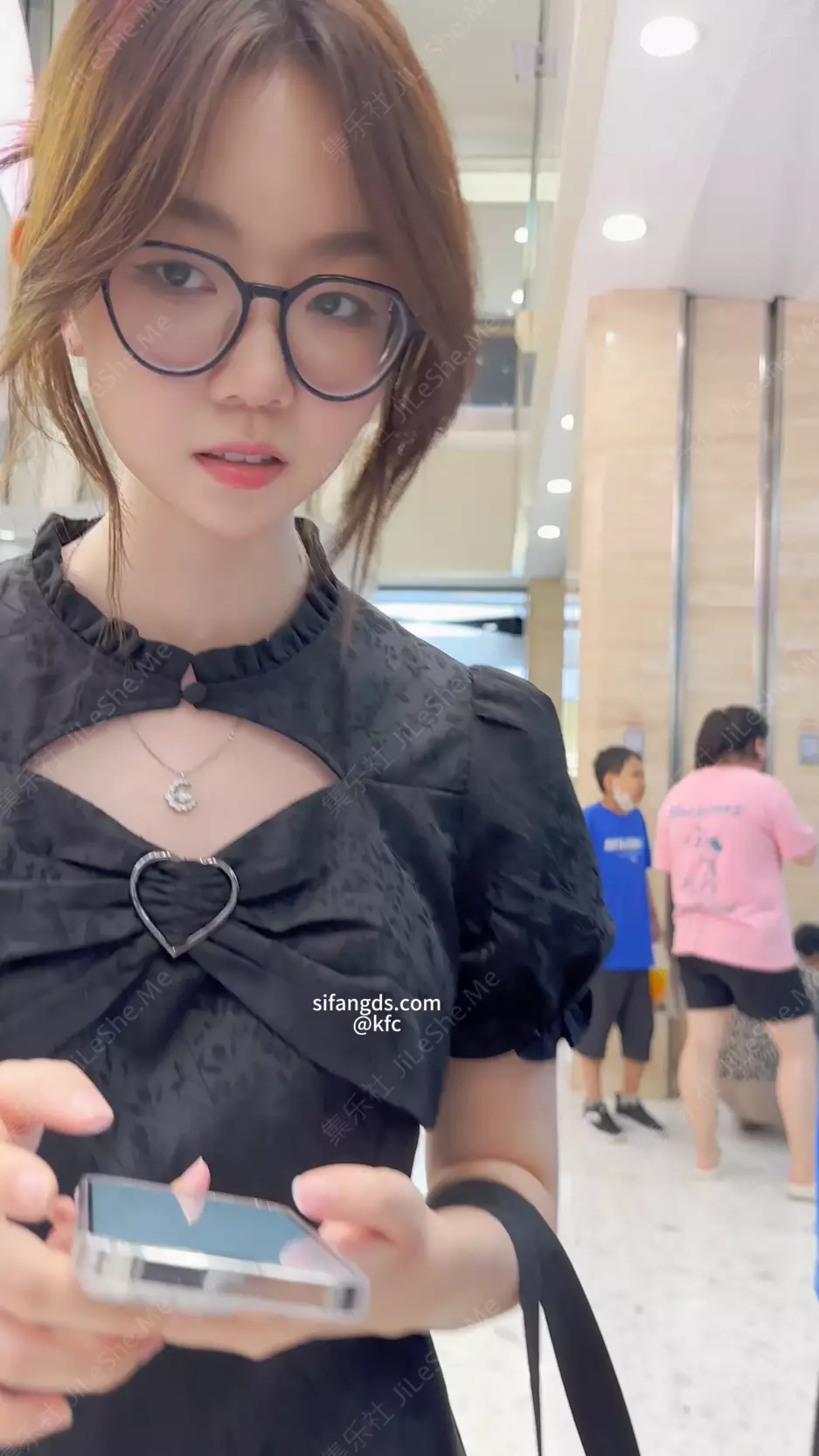 图片[3]-【KFC】长裙学生妹逛街被推销。被硬控不好意思离开趁机CD-集乐社