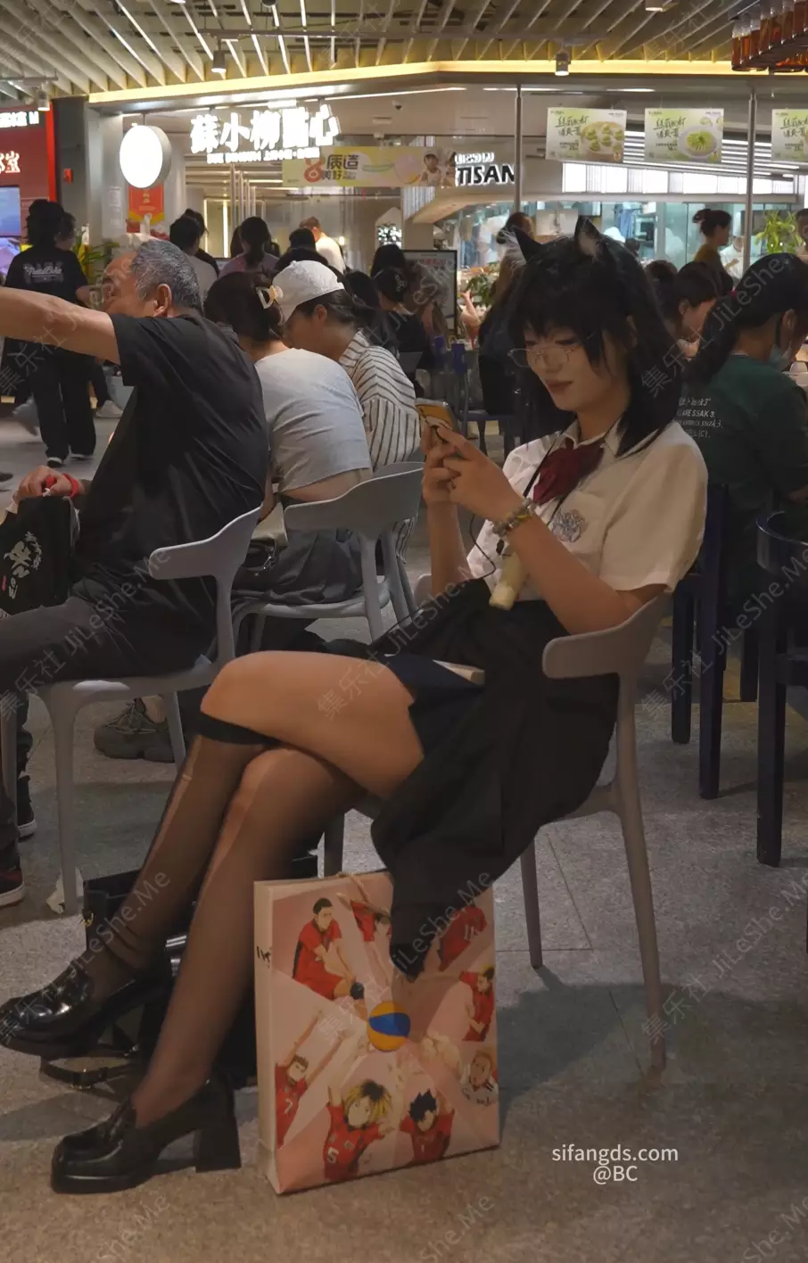 图片[1]-(BC无内6)⭐制服jk眼镜娘无内逛街..丰满肉臀弯腰13好黑-集乐社