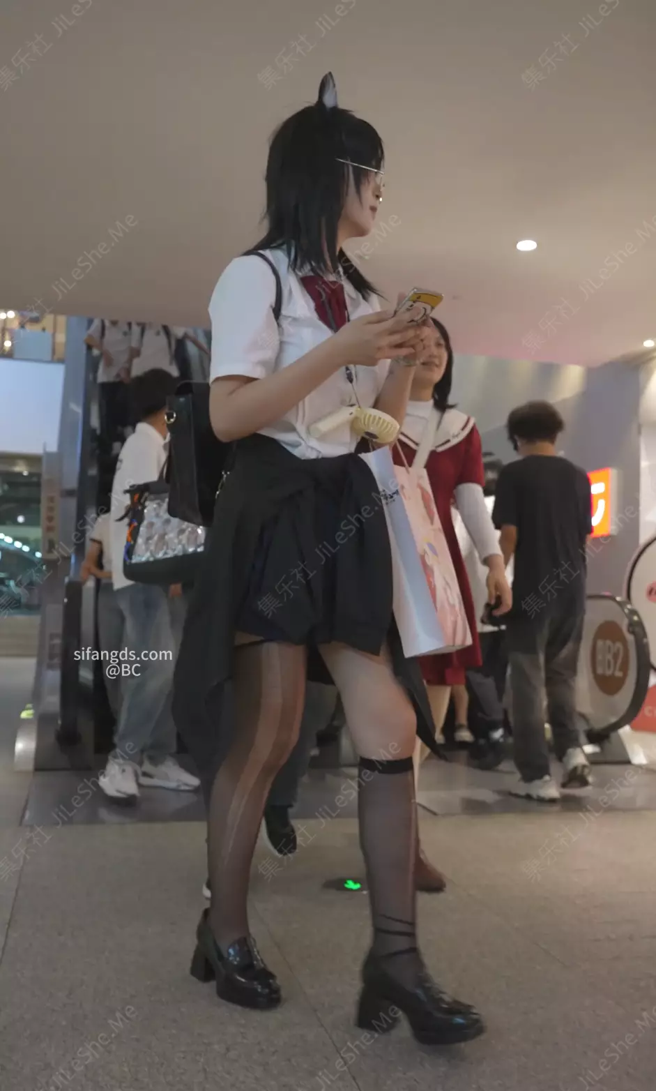 图片[2]-(BC无内6)⭐制服jk眼镜娘无内逛街..丰满肉臀弯腰13好黑-集乐社