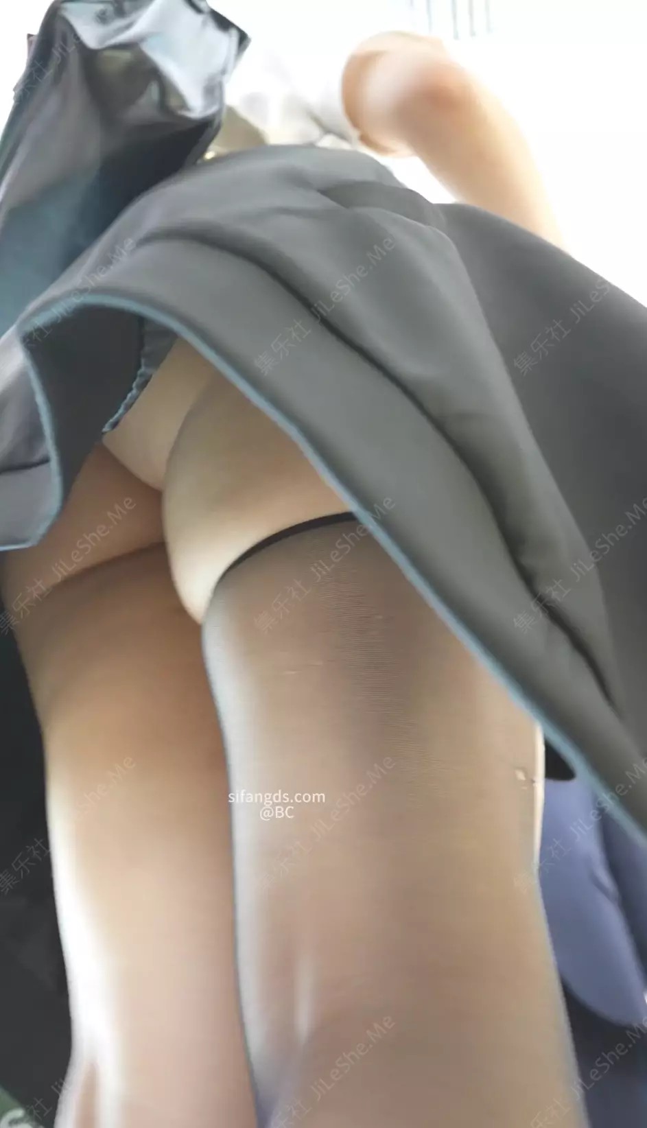 图片[5]-(BC无内6)⭐制服jk眼镜娘无内逛街..丰满肉臀弯腰13好黑-集乐社