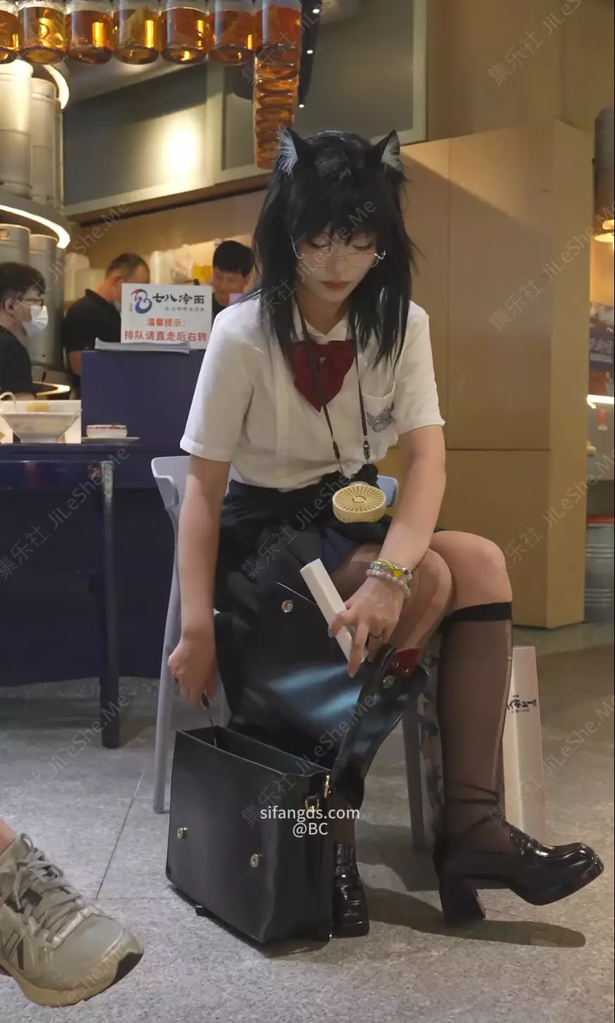 图片[4]-(BC无内6)⭐制服jk眼镜娘无内逛街..丰满肉臀弯腰13好黑-集乐社