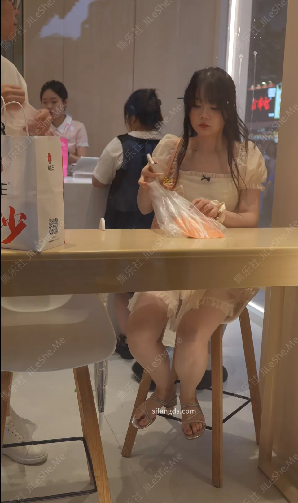 图片[1]-(BC-AA-470)蕾丝公主裙美女逛街..浅黄内配清凉高跟贴脸拍【726MB】-集乐社