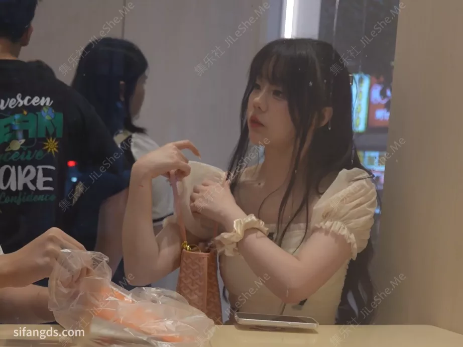 (BC-AA-470)蕾丝公主裙美女逛街..浅黄内配清凉高跟贴脸拍【726MB】-集乐社