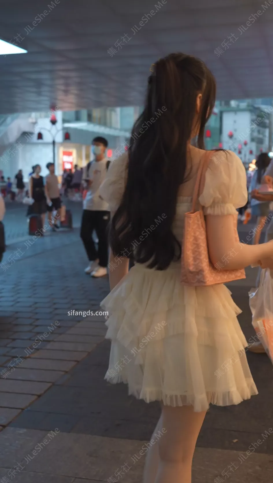 图片[2]-(BC-AA-470)蕾丝公主裙美女逛街..浅黄内配清凉高跟贴脸拍【726MB】-集乐社