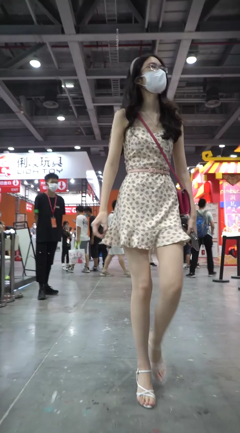 图片[1]-展销会极限抄底碎花裙眼镜小姐姐，身材苗条是个反差婊，因为不穿内裤出门，私密处毛茸茸的-集乐社
