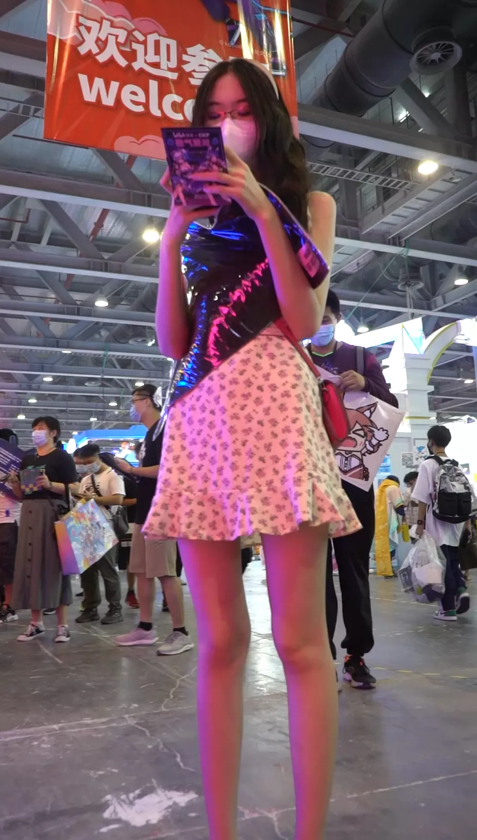 图片[5]-展销会极限抄底碎花裙眼镜小姐姐，身材苗条是个反差婊，因为不穿内裤出门，私密处毛茸茸的-集乐社