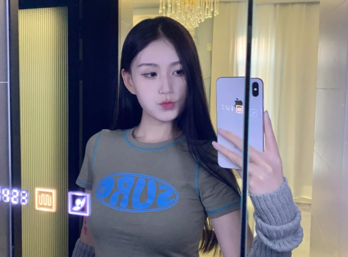 【极品泄密】，两位超极品美女图影泄密 这个颜值是真的高，被男友留出的性爱视频，完美露脸，生活照床上对比反差明显！-集乐社