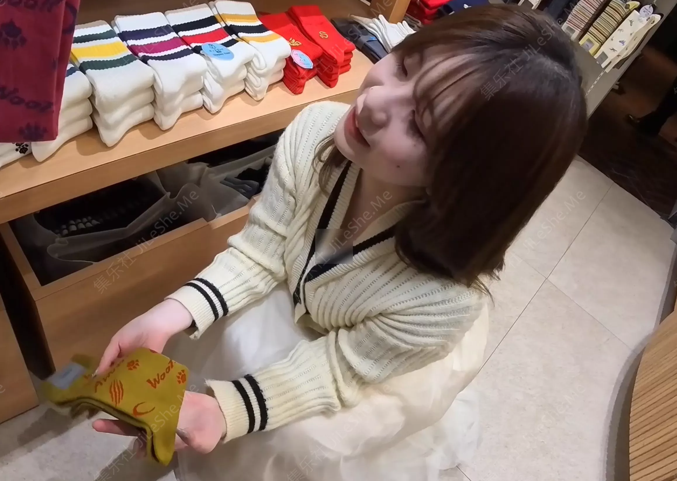 图片[2]-【日产精选】013偷拍鞋店店员。开闪CD丁字裤被发现-集乐社