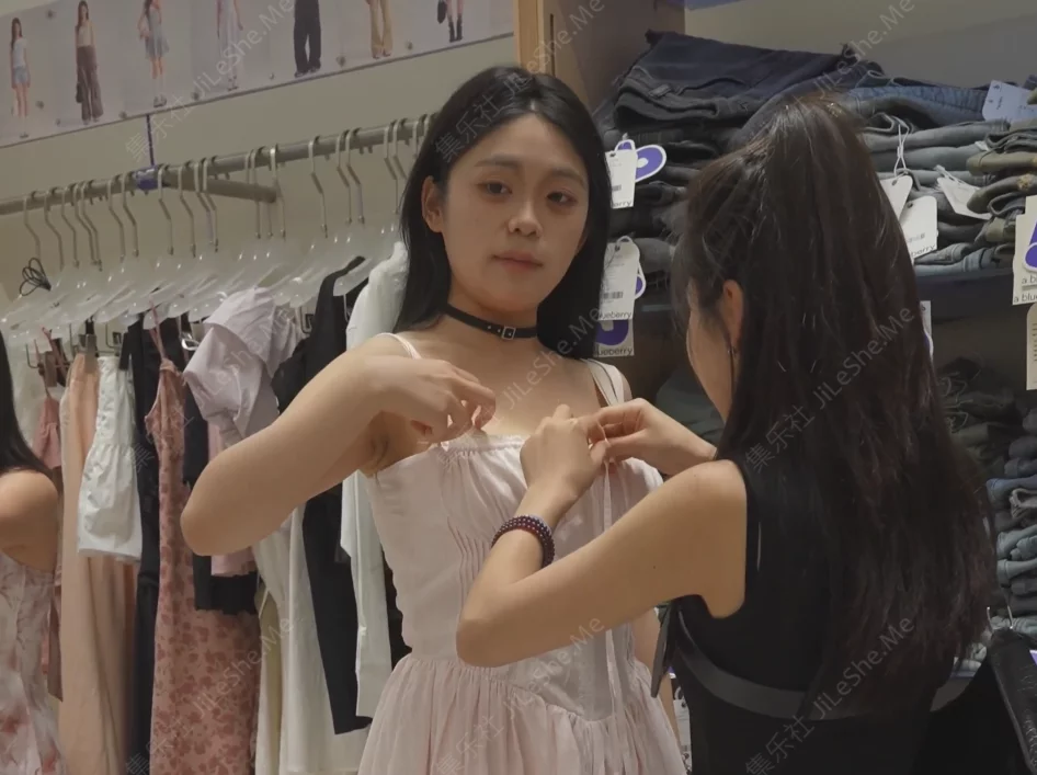 (BC-AA-496)大胸美女服装店试裙子..脱了裤子被CD蕾丝内-集乐社