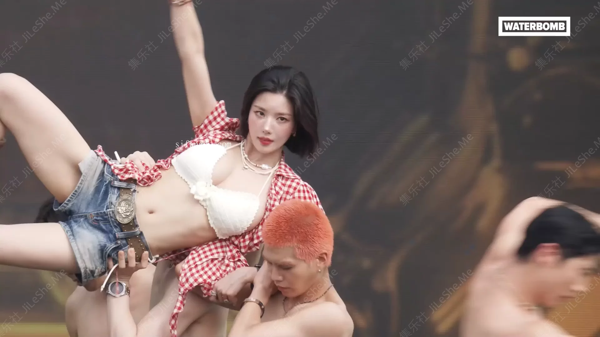 图片[3]-韩国水之夜 顶流女星 权恩妃 BIBI 现场大尺度表演 奶球半漏-集乐社