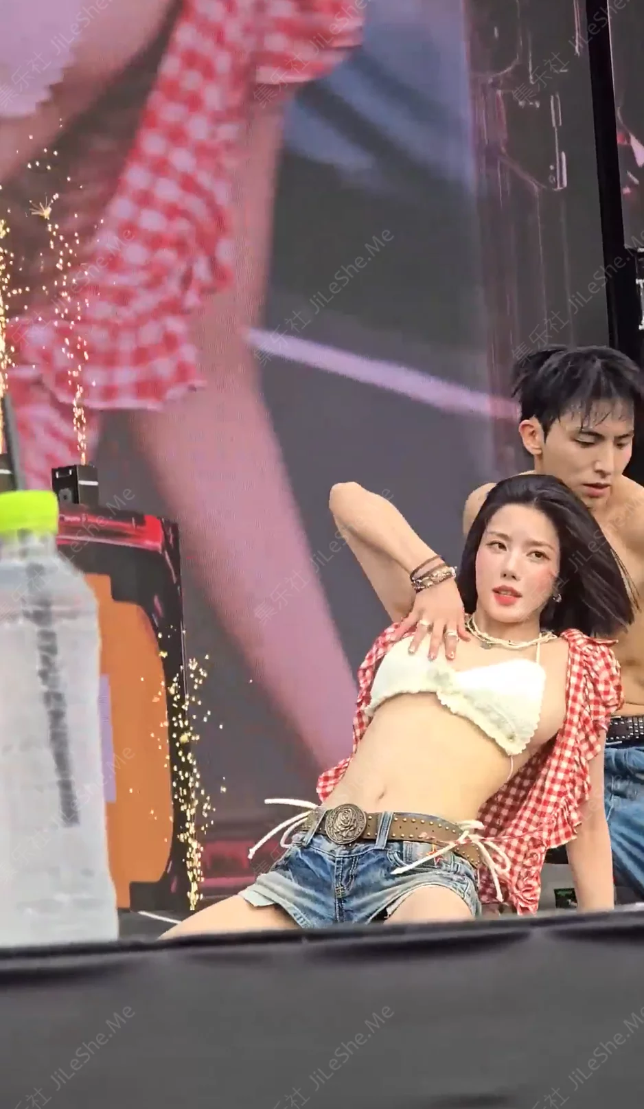 图片[10]-韩国水之夜 顶流女星 权恩妃 BIBI 现场大尺度表演 奶球半漏-集乐社