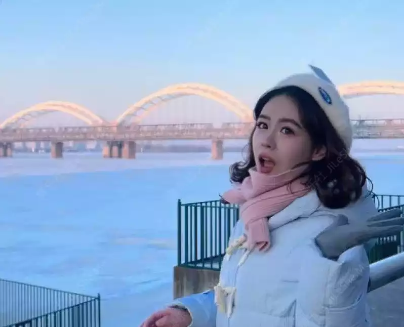 ❤️【情侣泄密】筷子腿清纯女孩,后入性爱反差影图流出-集乐社