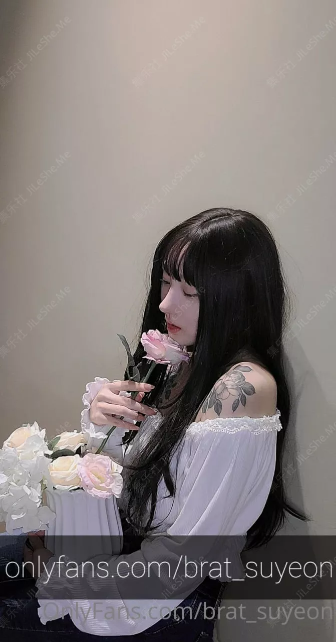 ⚫️8月新流出，高颜值露脸白富美【BratSuyeon】订阅①，供财阀各种泄欲，真正穷人女神，富人母狗(6V)-集乐社