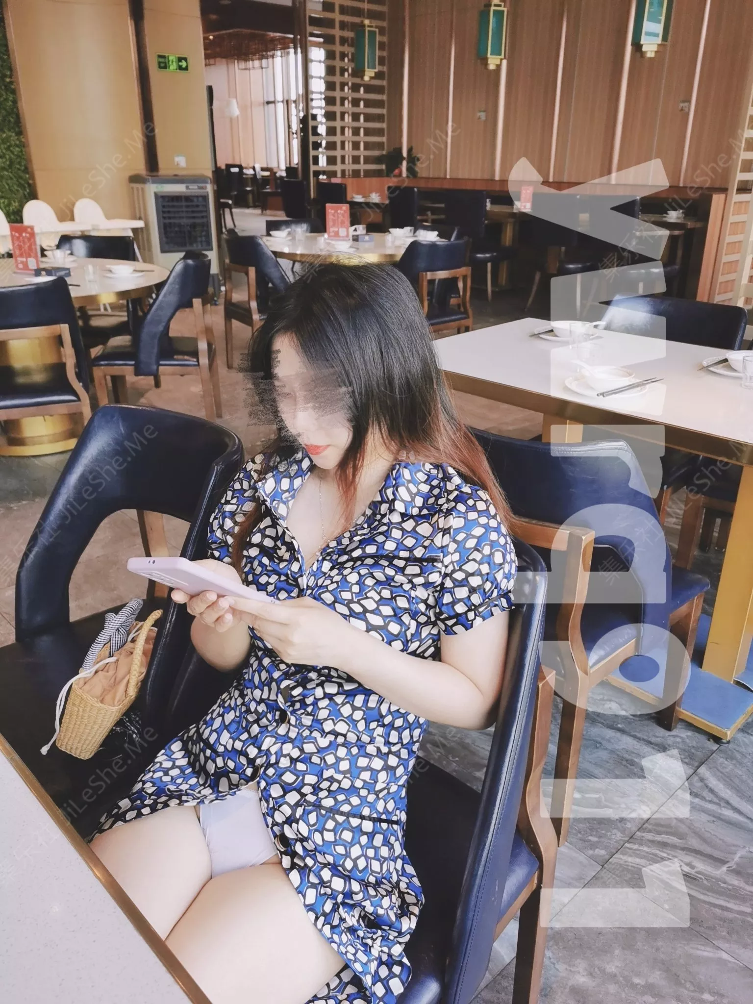 图片[1]-✅露出性感御姐人妻『小阿姨的大秘密』风骚优雅的女人 诱人紧致凹凸身材 优雅外表下有一颗淫荡的心(8V)-集乐社