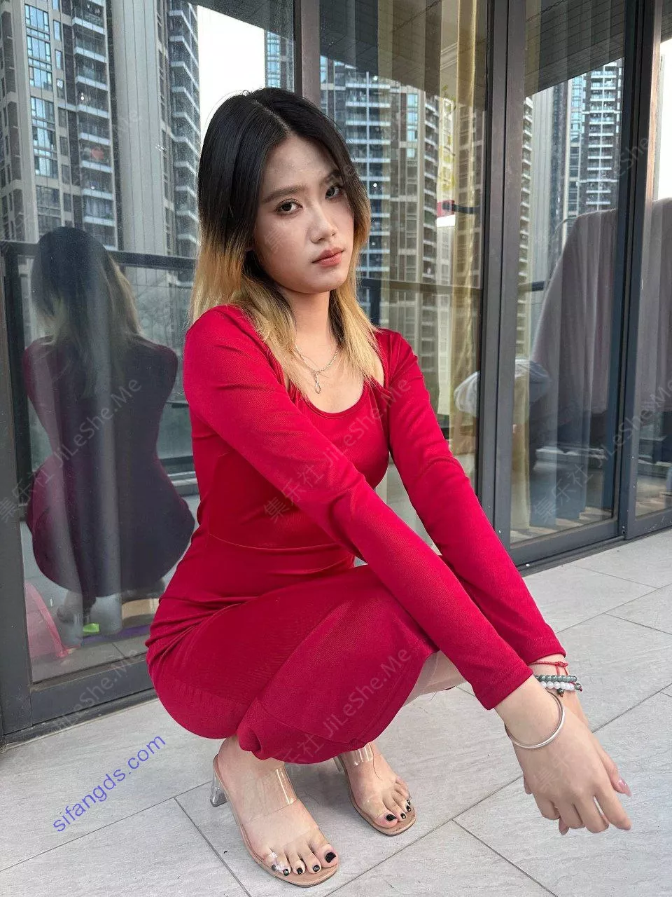 图片[2]-✅抖音 南南相吃 反差骚货 户外楼道露出 垃圾桶裸体 阿黑颜【219P+12V/332MB】-集乐社