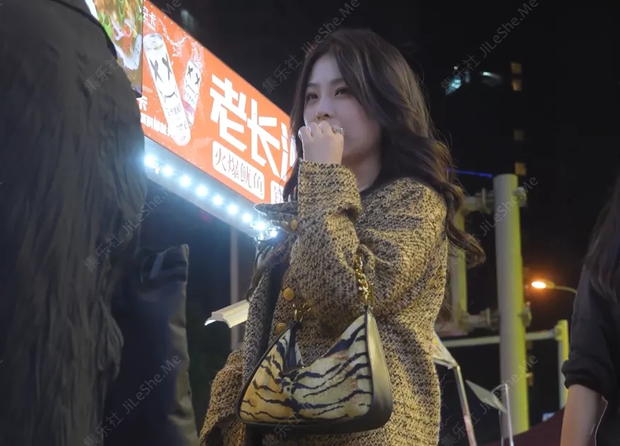 (BC-AA-528)包臀裙美女逛街买小吃..长相甜美被抄底无痕内-集乐社